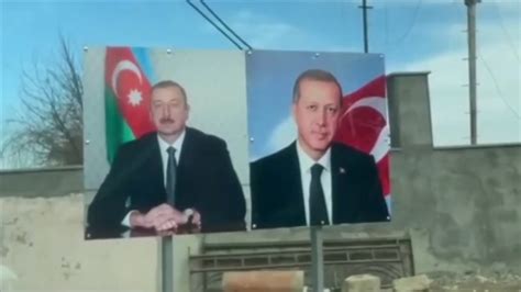 A­l­i­y­e­v­­i­n­ ­Ş­u­ş­a­ ­g­e­z­i­s­i­n­d­e­ ­T­ü­r­k­ ­b­a­y­r­a­ğ­ı­ ­v­e­ ­E­r­d­o­ğ­a­n­ ­d­e­t­a­y­ı­